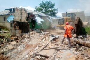 FCTA-bulldozer-in-Gwarinpa-Abuja–636×424
