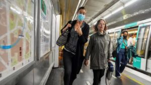 A woman wearing a face mask to protect against COVID-19 rushes on a subway platform in Paris, Thursday, June 30, 2022.   –   Copyright  Michel Euler/AP
