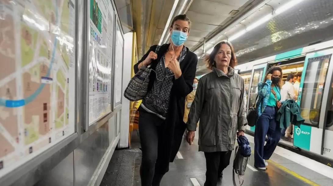 A woman wearing a face mask to protect against COVID-19 rushes on a subway platform in Paris, Thursday, June 30, 2022.   –   Copyright  Michel Euler/AP