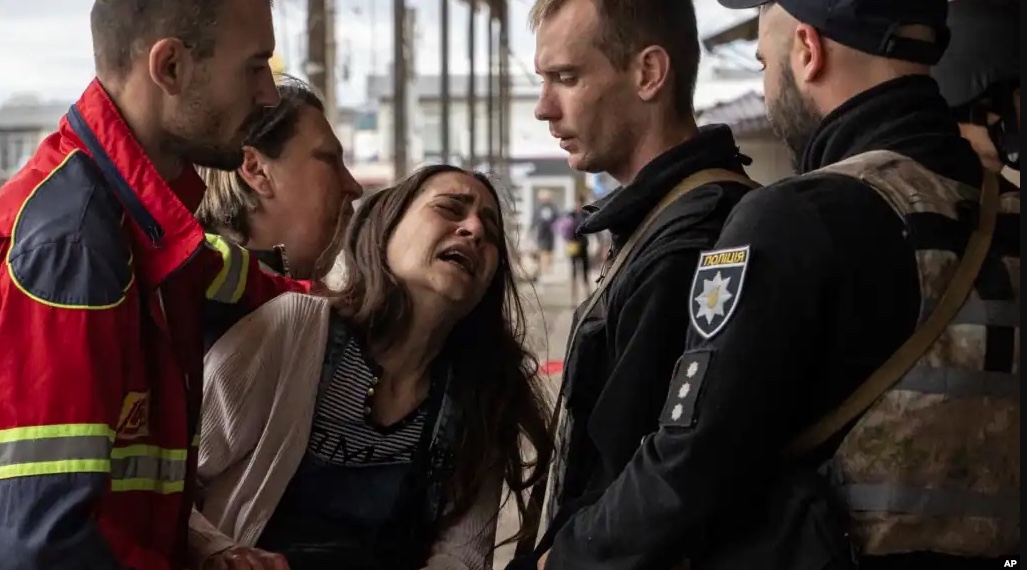 A woman cries after her husband was killed by Russian shelling at Barabashovo market in Kharkiv, Ukraine, July 21, 2022.