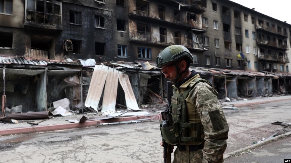 A Ukrainian serviceman passes destroyed buildings in the Ukrainian town of Siversk, Donetsk region, on July 22, 2022, amid the Russian invasion of Ukraine.