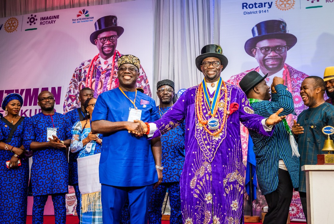 Rtn Uwejeyan handing over to Aye Dikuro