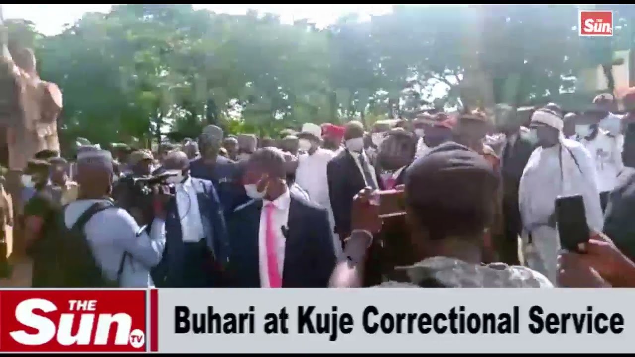 Moment Buhari showed up at Kuje Correctional Centre following terrorist attack (VIDEO)