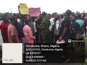 Security operatives led by 63 Brigade Officer In Charge of Defence Company at Kwale, Major SO Ibitoye, addressing the protesters at Isoko before they vacate the highway