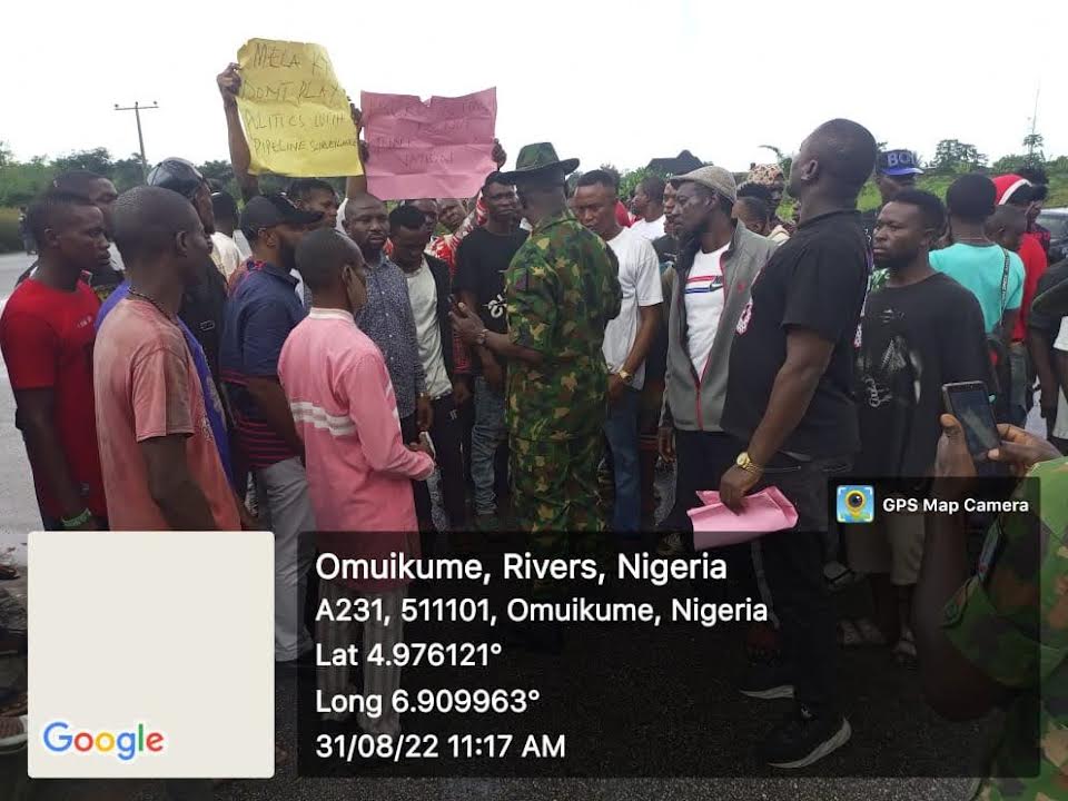 Security operatives led by 63 Brigade Officer In Charge of Defence Company at Kwale, Major SO Ibitoye, addressing the protesters at Isoko before they vacate the highway