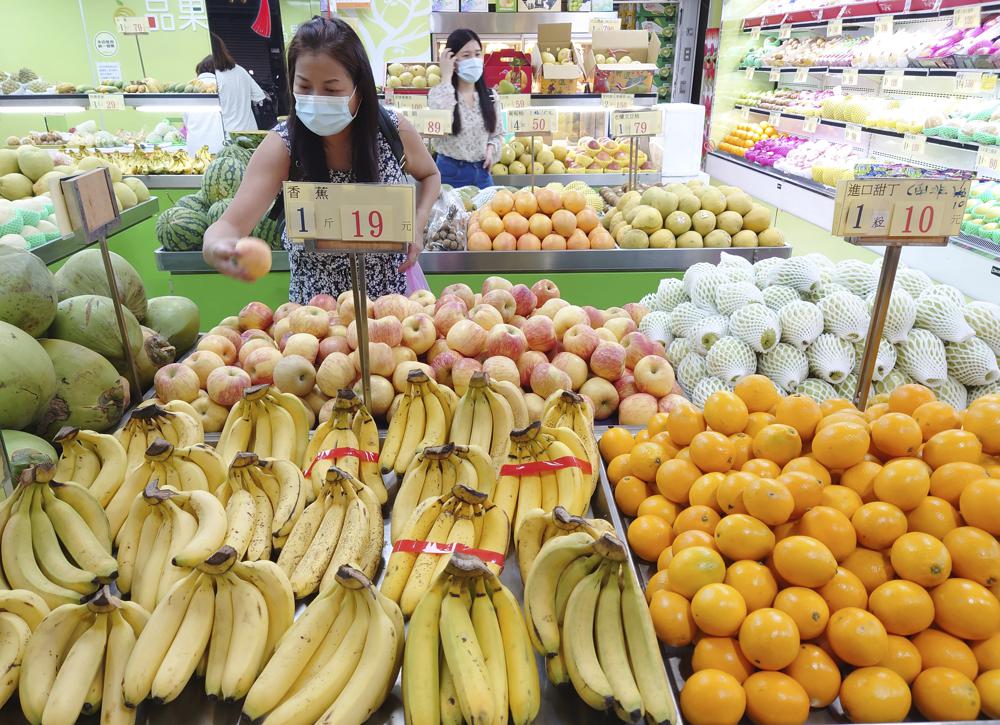 FILE – Customers buy fruit at a stall in Taipei, Taiwan, Sept. 20, 2021. China has blocked imports of citrus and fish from Taiwan in retaliation for a visit to the self-ruled island by a top American lawmaker but avoided sanctions on Taiwanese processor chips for Chinese assemblers of smartphones and other electronics, a step that would send shockwaves through the global economy. (AP Photo/Chiang Ying-ying, File)