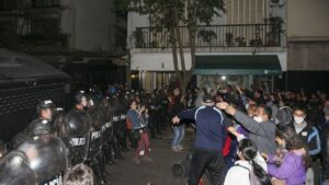 Argentina: Protesters and police clash near vice-president’s home