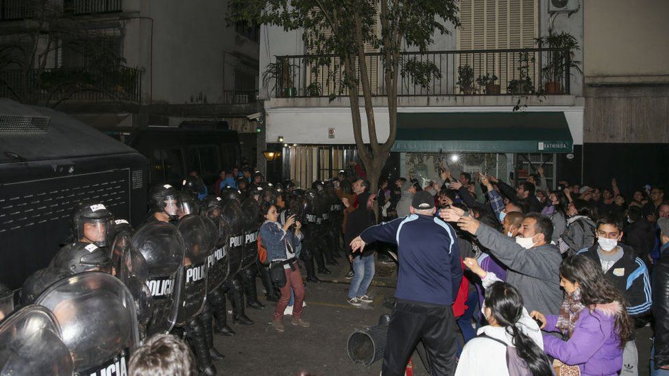Argentina: Protesters and police clash near vice-president’s home