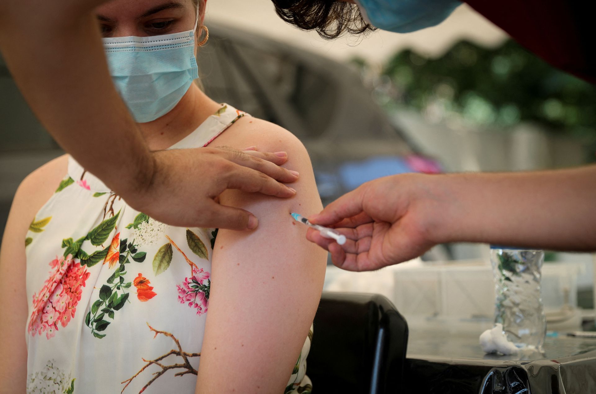 A healthcare worker administers the coronavirus disease (COVID-19) vaccine to a woman, amidst the spread of the SARS-CoV-2 variant Omicron in Johannesburg, South Africa, December 04, 2021. REUTERS/ Sumaya Hisham