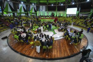 Kenya elections 2022: Raila Odinga and William Ruto in tight presidential race