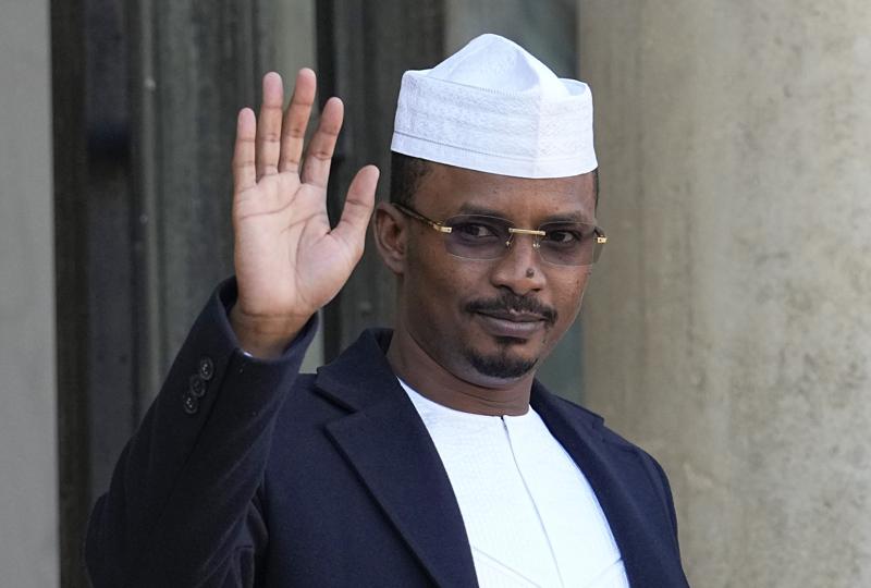 FILE – Chad’s Gen. Mahamat Idriss Deby, the head of its military government, waves as he is welcomed by French President Emmanuel Macron for a meeting at the Elysee Palace in Paris, Friday, Nov. 12, 2021. Deby met Saturday, Aug. 6, 2022, with the ruling emir of Qatar after months of talks over a possible peace deal between his forces and rebel factions in the African nation, negotiations hosted by Doha. (AP Photo/Michel Euler, File)