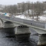 People walk on the bridge over Narva river at the border crossing point with Russia in Narva, Estonia February 16, 2017. Picture taken February 16, 2017. REUTERS/Ints Kalnins/File Photo