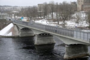 People walk on the bridge over Narva river at the border crossing point with Russia in Narva, Estonia February 16, 2017. Picture taken February 16, 2017. REUTERS/Ints Kalnins/File Photo