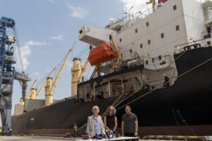 United Nations official Denise Brown, Deputy Country Director at World Food Programme Marianne Ward and Ukraine’s Infrastructure minister Oleksandr Kubrakov attend a news briefing in font of the Lebanese-flagged bulk carrier Brave Commander in the sea port of Pivdennyi, Ukraine August 14, 2022. REUTERS/Valentyn Ogirenko