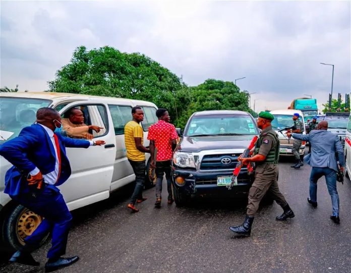 Hoodlums-Attack-Osun-First-Ladys-Convoy-696×541-1