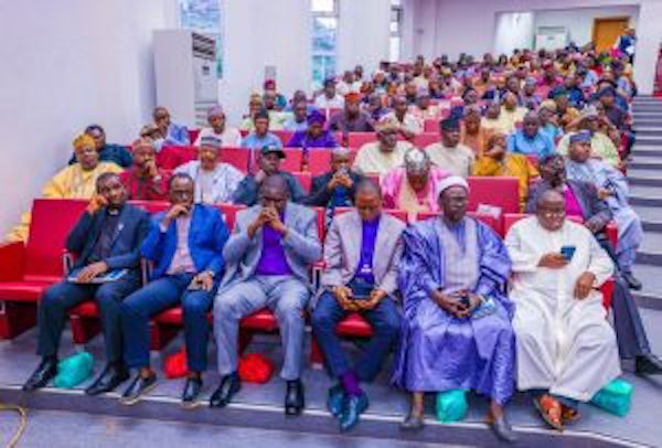 Stakeholders at a meeting with Gov Simon Lalong of Plateau, on Saturday at Government House Jos, on efforts to enlighten them on contract terms of the Rebuilding of Jos Main market.