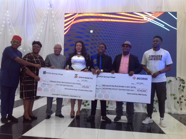 Lady Uju Dike and the Ogbuagu family as Nzube clinched the winning prizes