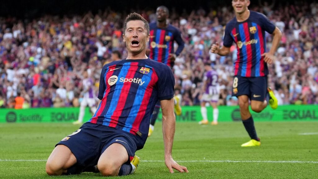 Lewandowski at the double again as FC Barcelona stroll past Valladolidp