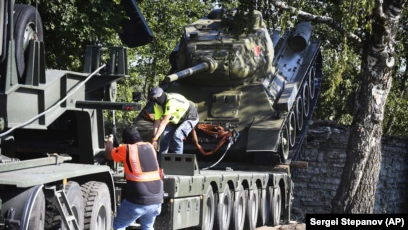 Massive cyber attack in Estonia just after removal of Soviet statue