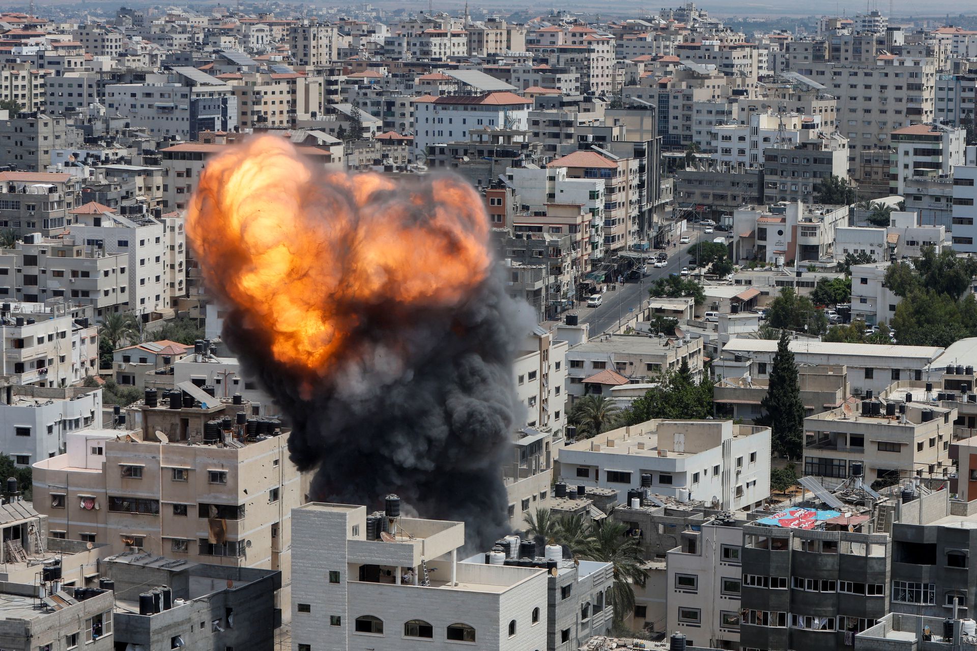 flame and smoke rise during an Israeli air strike, amid Israel-Gaza fighting, in Gaza City August 6, 2022. REUTERS/Mohammed Salem