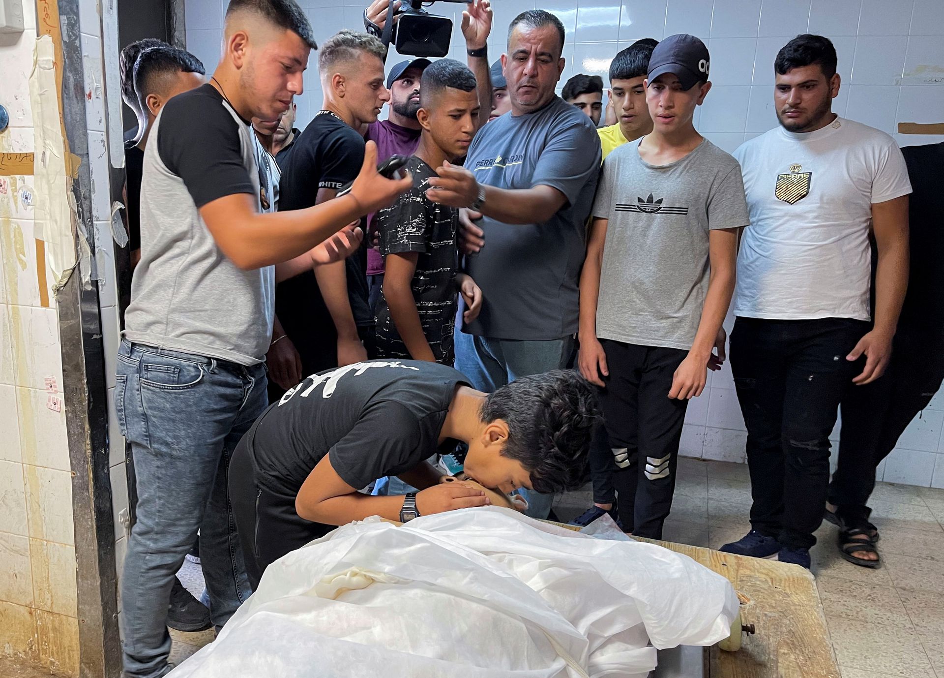 SENSITIVE MATERIAL. THIS IMAGE MAY OFFEND OR DISTURB People react next to the body of Palestinian Waseem Khalifa, 18, who was killed by Israeli forces during clashes in a raid, in Nablus in the Israeli-occupied West Bank, August 18, 2022. REUTERS/Adel Abu Nemeh
