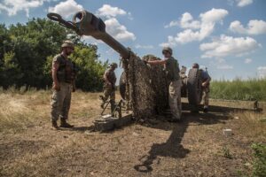 Ukrainian servicemen prepare a D-30 howitzer for fire near a frontline in Mykolaiv region, as Russia’s attack on Ukraine continues, Ukraine August 13, 2022. REUTERS/Oleksandr Ratushniak