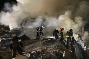 Rescuers work at the site of a residential building destroyed by a Russian missile strike, amid Russia’s attack on Ukraine, in Kharkiv, Ukraine August 17, 2022. REUTERS/Vitalii Hnidyi