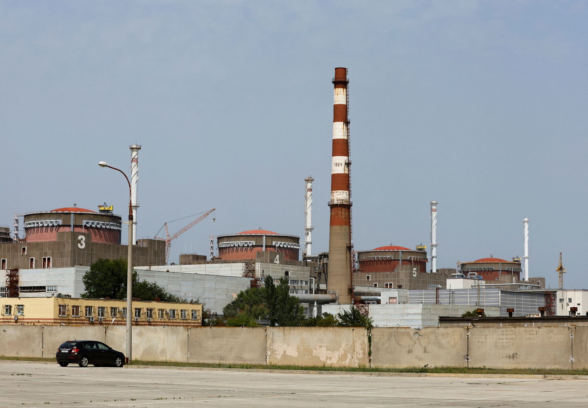 A view shows the Zaporizhzhia Nuclear Power Plant in the course of Ukraine-Russia conflict outside the Russian-controlled city of Enerhodar in Zaporizhzhia region, Ukraine August 22, 2022. REUTERS/Alexander Ermochenko/File Photo
