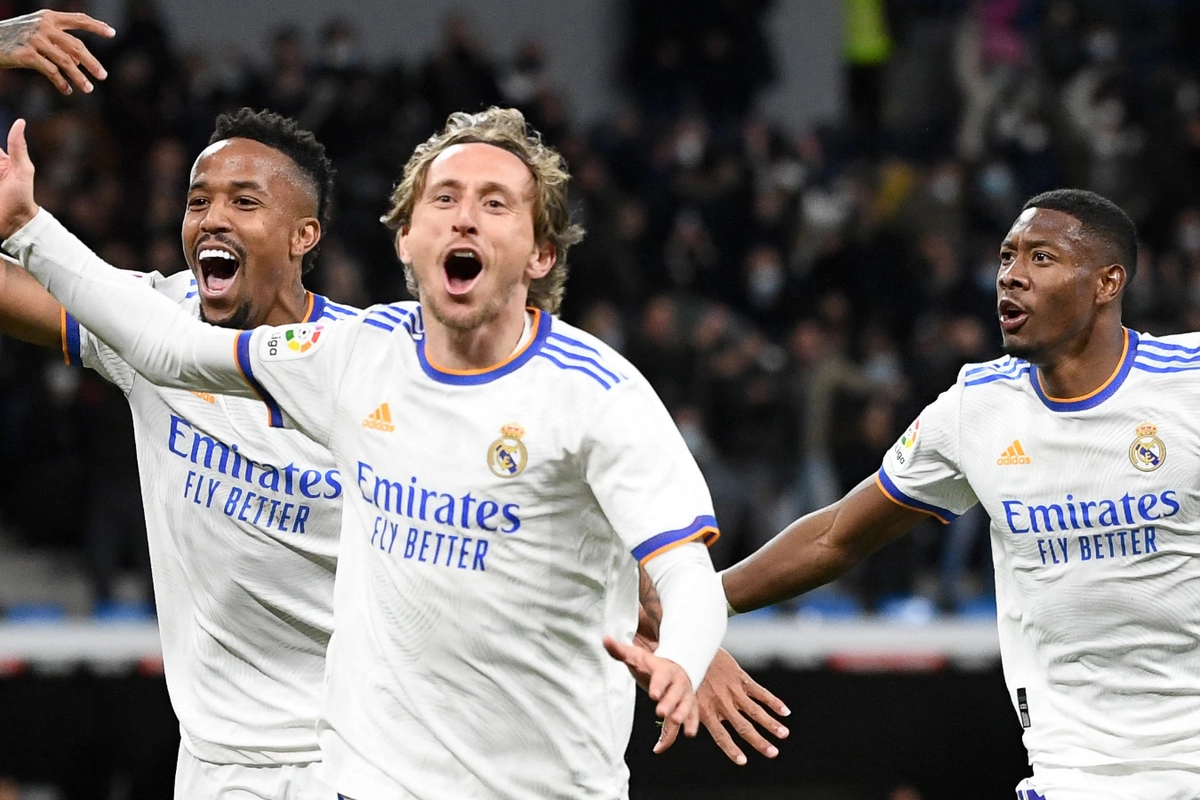 goal—image-w-crest–3b5c1a1b-d380-4f8f-935a-b5c7237b3722