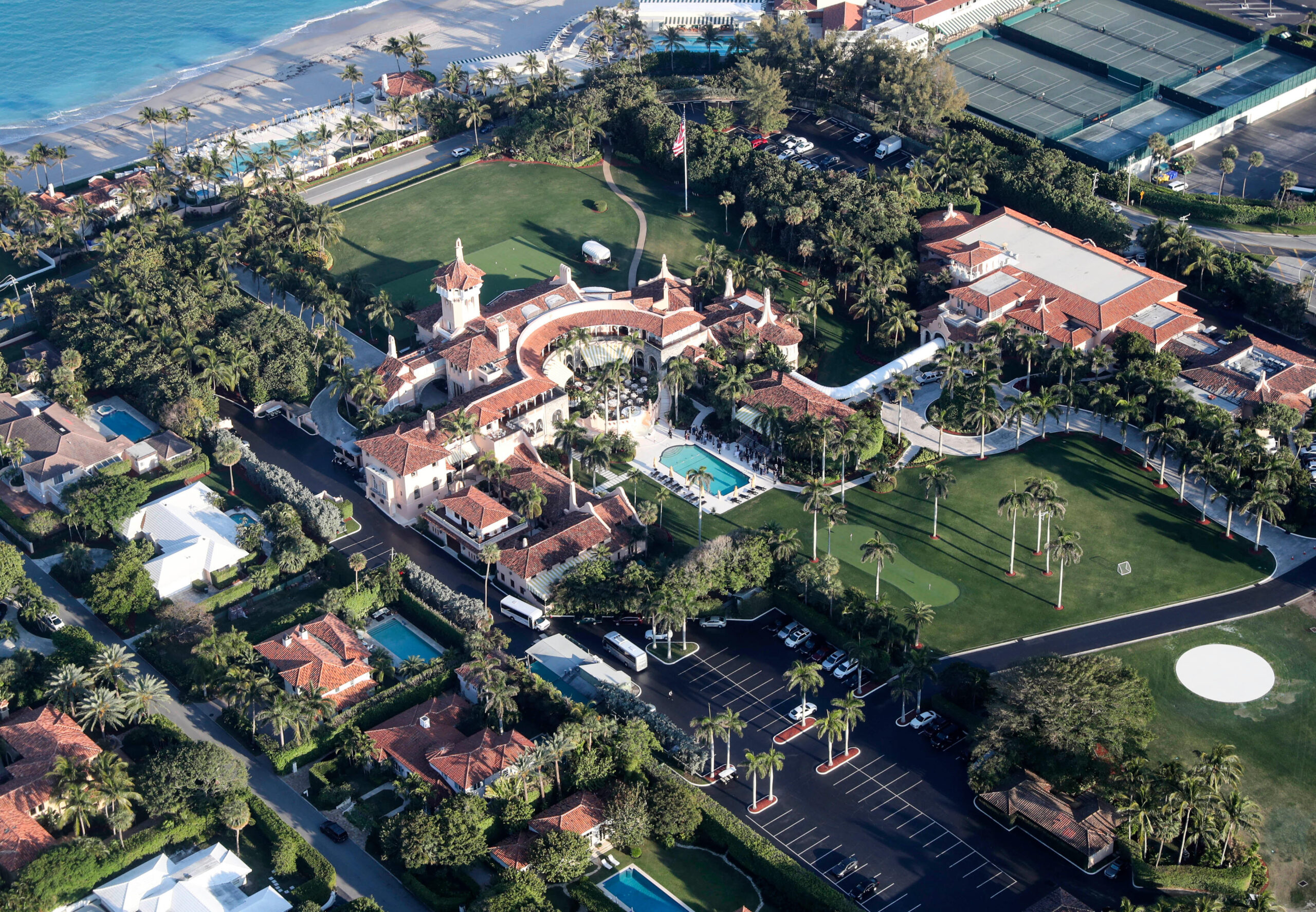 Palm Beach. 22nd Mar, 2017. Aerial photo taken on March 22, 2017 shows the view of Mar-a-lago club at Palm Beach, Florida, the United States. Credit: Wang Ying/Xinhua/Alamy Live News
