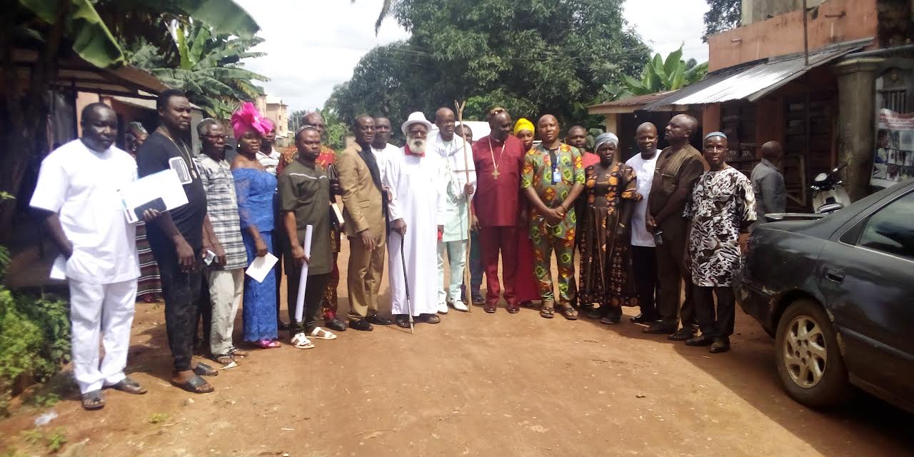 Leaders of the Yahudim religion in a group photograph with Bishop Onuoha