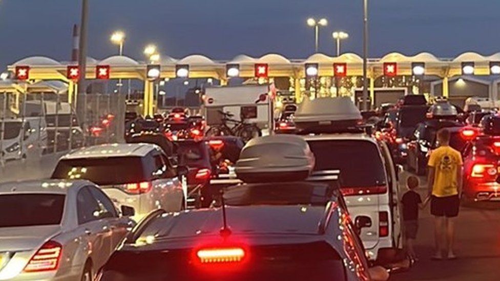 People at the port reported delays lasting nearly six hours-09-03220304