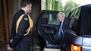 Boris Johnson arrives at queen’s estate to offer resignation