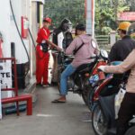 A worker of a petrol station of the state-owned company Pertamina fills a motorcycle with subsidised fuel after the announcement of a fuel price hike, in Bekasi, on the outskirts of Jakarta, Indonesia, September 3, 2022. REUTERS/Ajeng Dinar Ulfiana