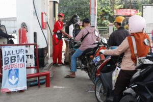 A worker of a petrol station of the state-owned company Pertamina fills a motorcycle with subsidised fuel after the announcement of a fuel price hike, in Bekasi, on the outskirts of Jakarta, Indonesia, September 3, 2022. REUTERS/Ajeng Dinar Ulfiana