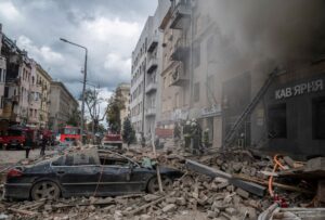 Firefighters work at the site of a residential building hit by a Russian military strike, amid Russia’s attack on Ukraine, in Kharkiv, Ukraine September 6, 2022. REUTERS/Viacheslav Ratynskyi