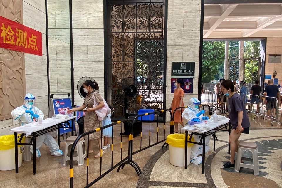 Medical workers in protective suits collect swabs from residents at a residential compound in Nanshan district, following a coronavirus disease (COVID-19) outbreak in Shenzhen, Guangdong province, China September 3, 2022. REUTERS/David Kirton