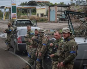 Ukrainian soldiers rest on the road as they head to a front line, as Russia’s attack on Ukraine continues, in Kharkiv region, Ukraine September 13, 2022. REUTERS/Gleb Garanich
