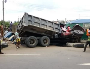 Scene-of-an-accident-involving-a-truck