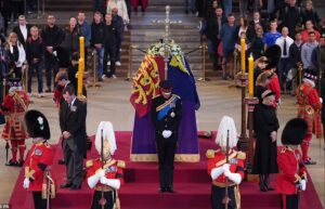 Queen Elizabeth II ‘s grandchildren (clockwise from front centre) the Prince of Wales, Peter Phillips, James, Viscount Severn, Princess Eugenie, the Duke of Sussex, Princess Beatrice, Lady Louise Windsor and Zara Tindall hold a vigil