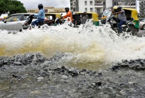 Traffic moves as water is pumped out of an inundated residential area following torrential rains in Bengaluru, India, September 7, 2022. REUTERS/Samuel Rajkumar