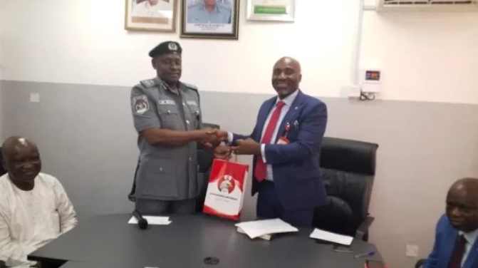 The EFCC Zonal Commander, Mr Michael Nzekwe, made the appeal during a familiarization visit to the Customs Area Comptroller in Kwara, Aliyu Bello in Ilorin on Monday