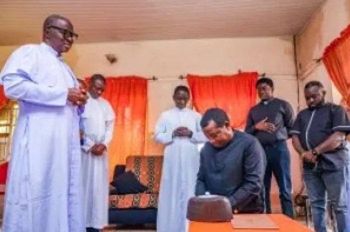The Vicar General, Catholic Diocese of Shendam Rev. Fr. Raymond Gofut, parying for Gov Simon Lalong of Plateau together with others clerics of the diocese, when the governor visited them on Saturday as part of his consultations for the 2023 general elections