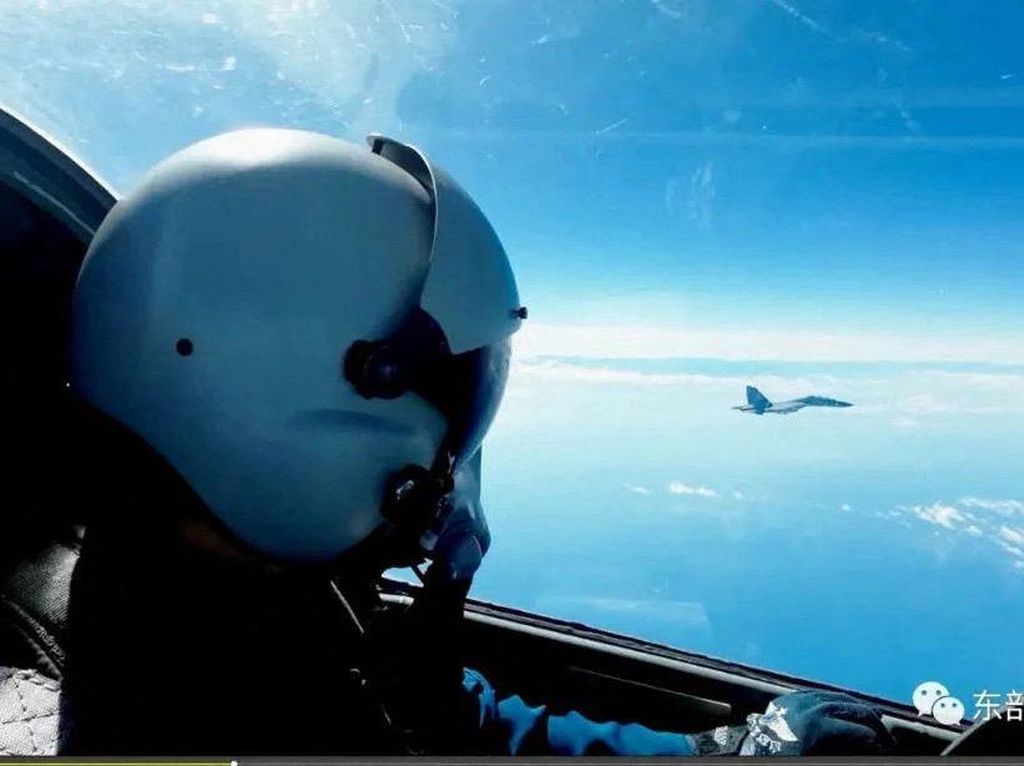 pilot-angkatan-udara-china-menerbangkan-jet-tempur-saat-latihan-militer-besar-besaran-di-sekitar-taiwan_43