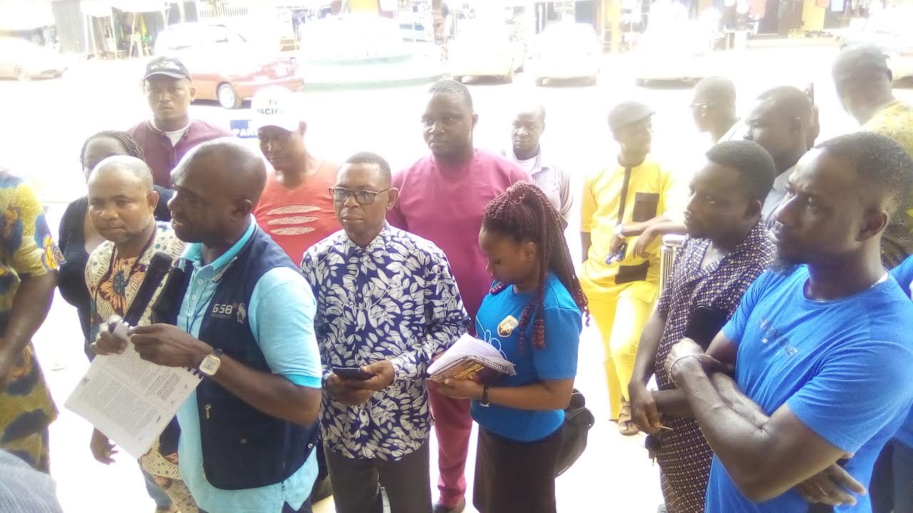 Some of the aggrevied members protesting the insensitive of Osahon, the embattled council chairman in Benin City