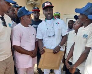 Sen Jarigbe Agom Jarigbe (middle) in a group photograph with NUT officials at his residence at Ogoja