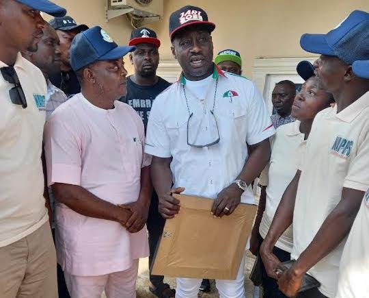 Sen Jarigbe Agom Jarigbe (middle) in a group photograph with NUT officials at his residence at Ogoja