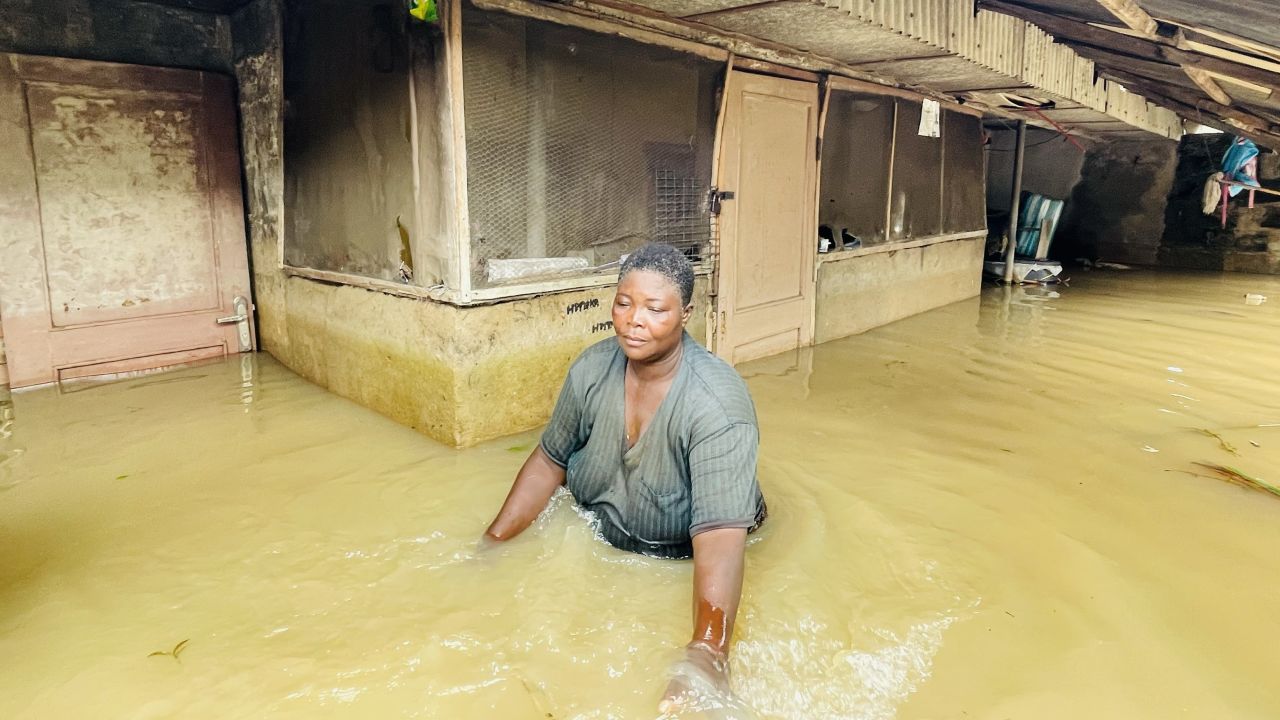 Flooding in Nigeria’s Bayelsa state has forced people to wade through waist-high water (Nimi Princewill/CNN)