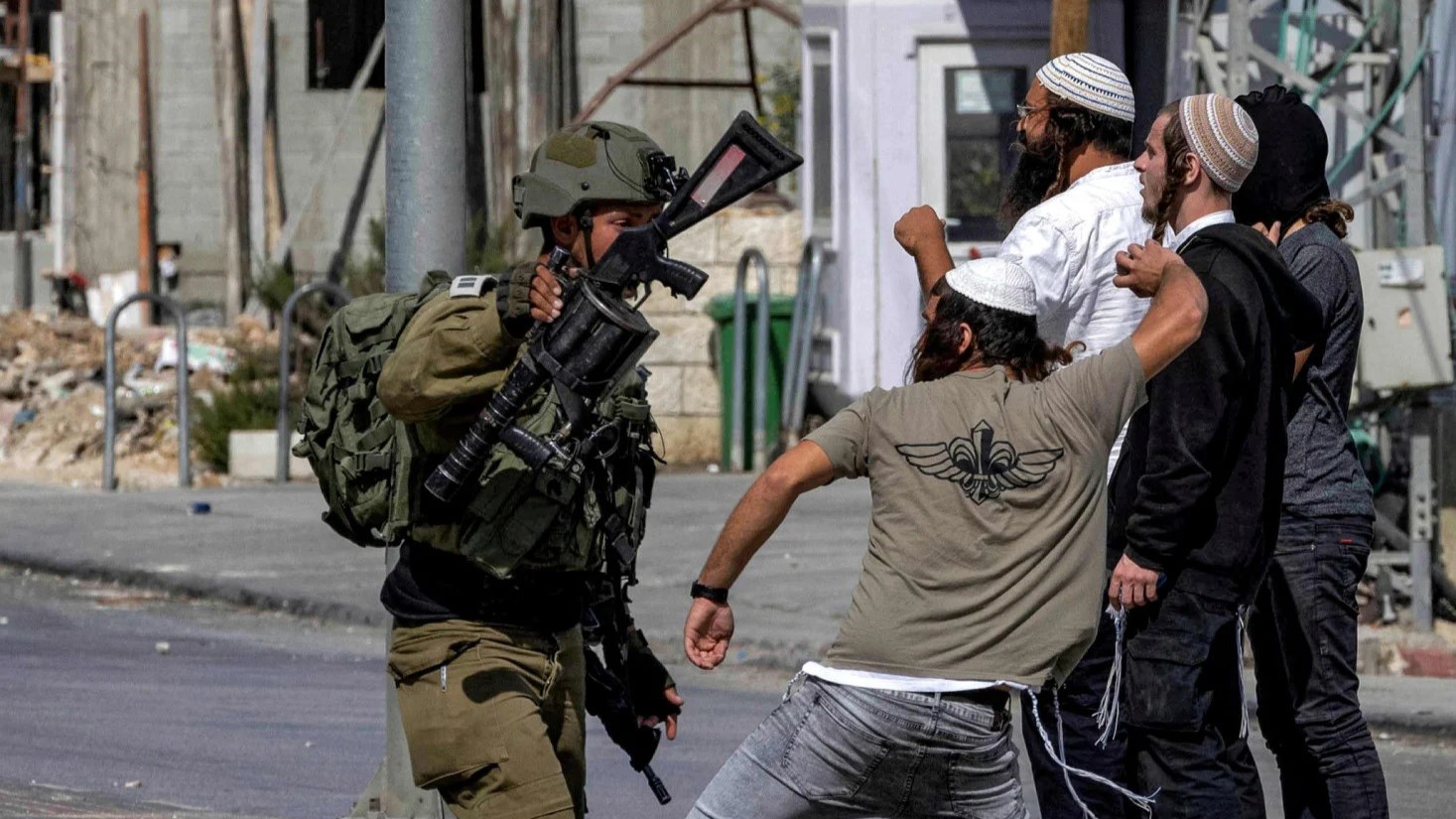 Jewish settlers pepper spray Israeli soldiers in West Bank