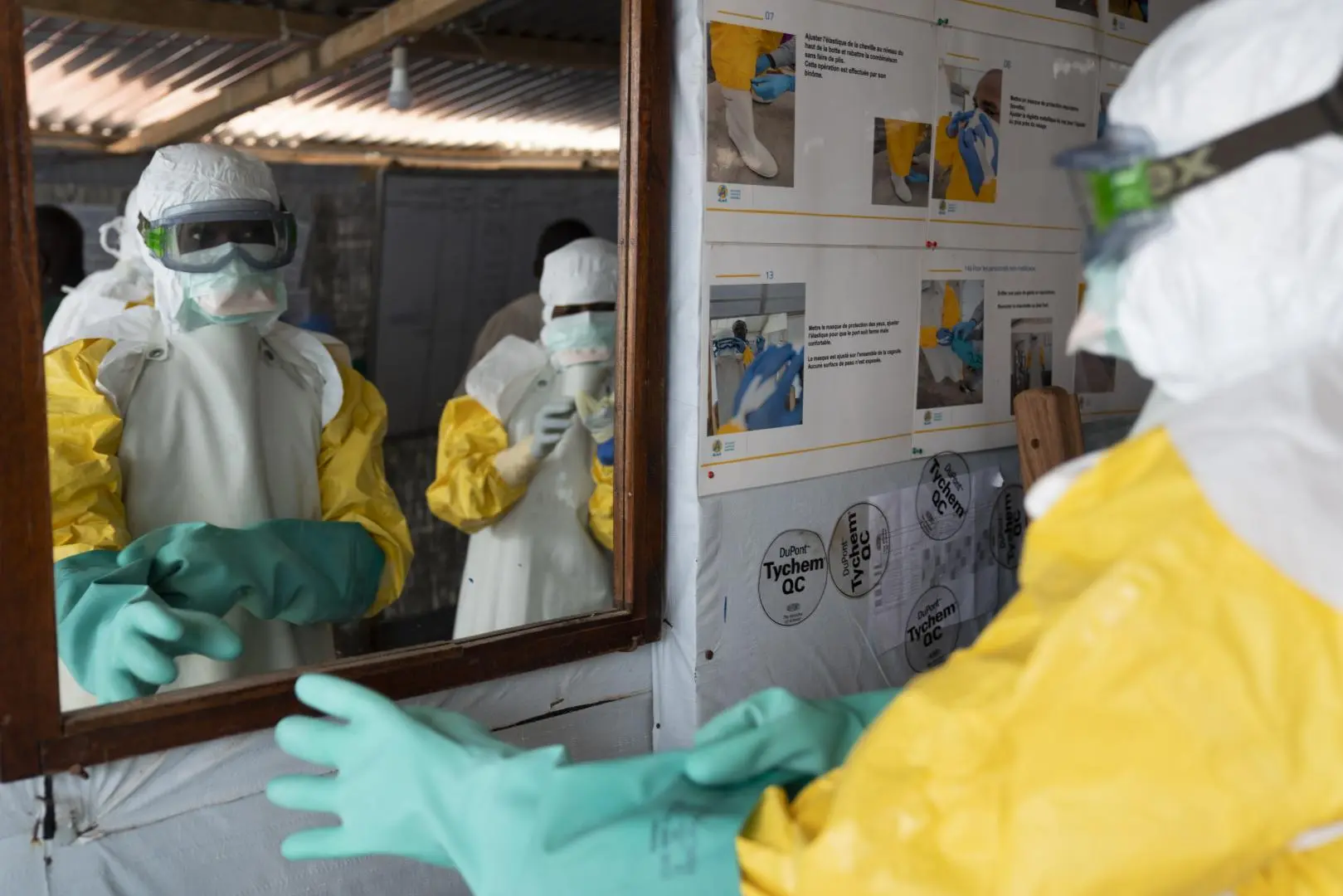 Doctors-handling-an-Ebola-case